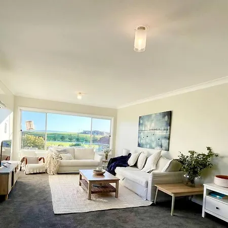 Beautiful 4-Bedroom Original Beach Cottage In Port Kembla Exterior photo