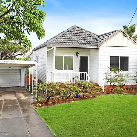 Beautiful 4-Bedroom Original Beach Cottage In Port Kembla Exterior photo