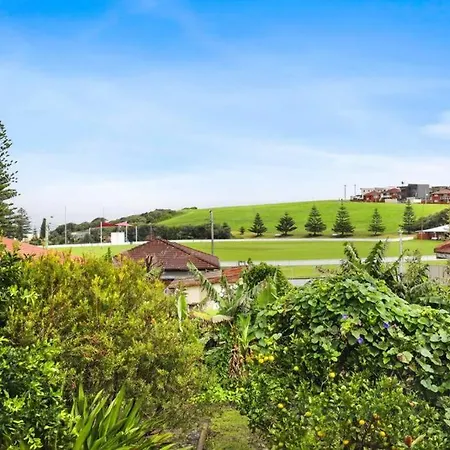 Beautiful 4-Bedroom Original Beach Cottage In Port Kembla Exterior photo